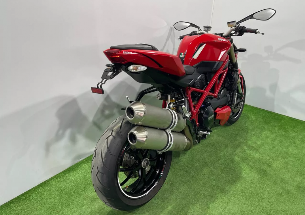Эргономика и комфорт Ducati Streetfighter 848