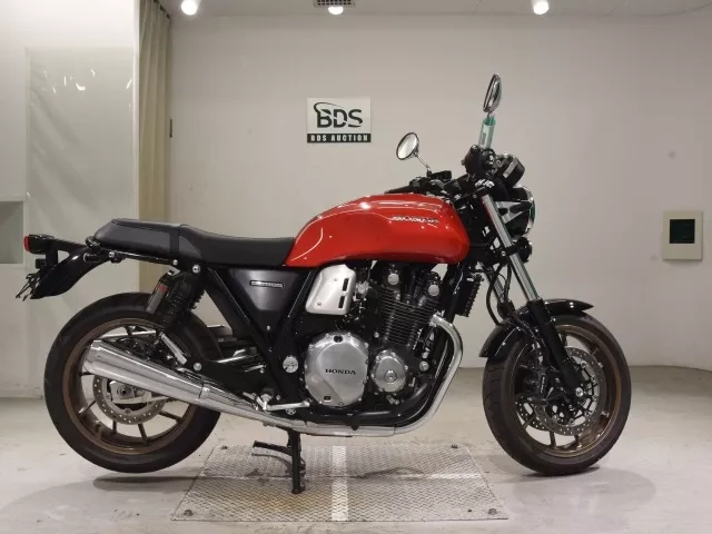 Honda cb1100 на дороге